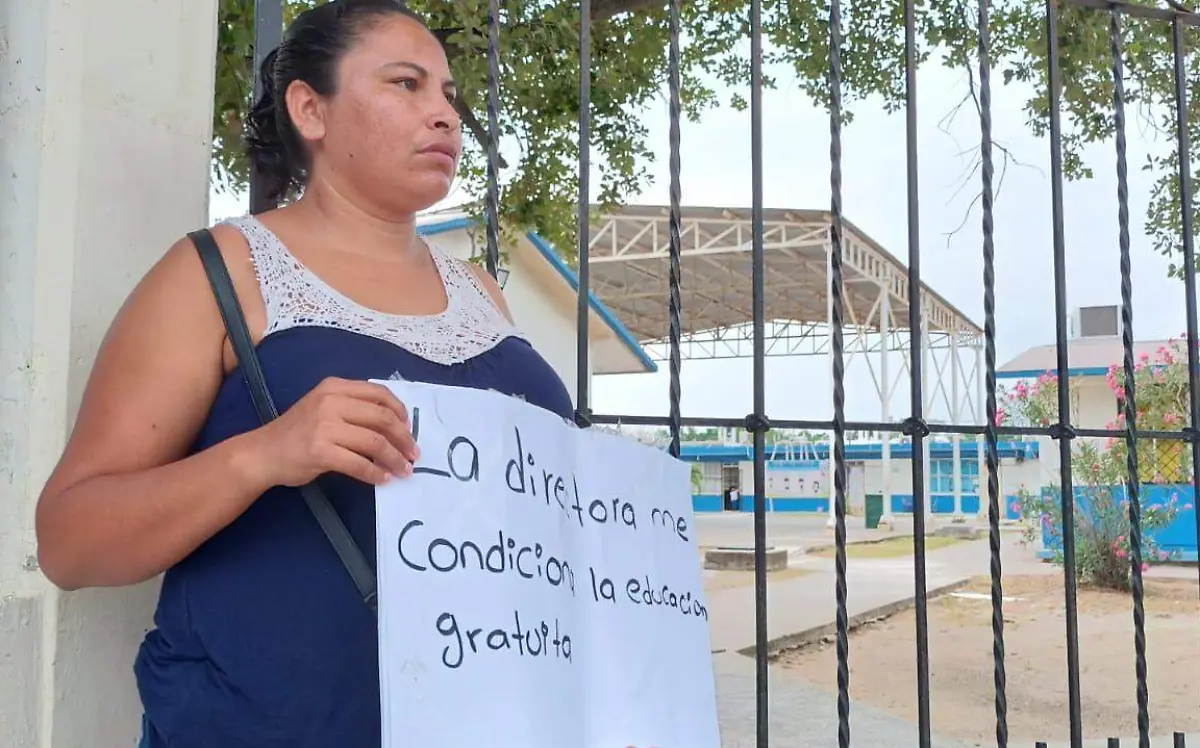 Mamá inició plantón permanente fuera de primaria en Altamira en demanda de inscripción Miguel Díaz (1)